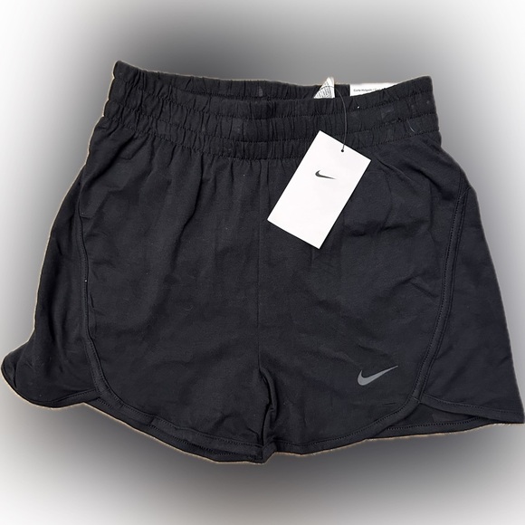 Nike Dri-FIT Breezy
Girls High-Waisted Training Shorts - Picture 2 of 7